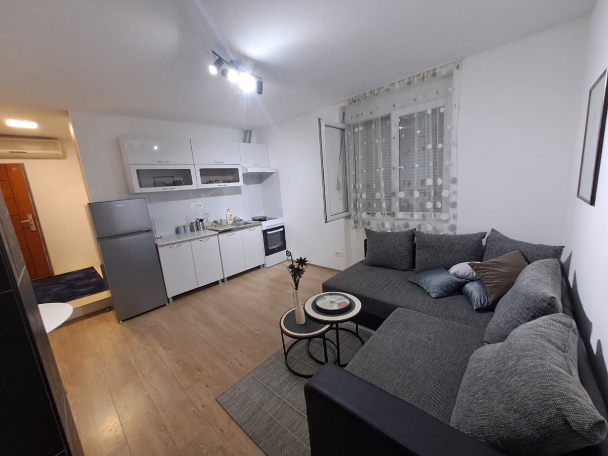 Izdaje se jednosoban, namjesten stan iza hotela Hilton u centru Podgorice